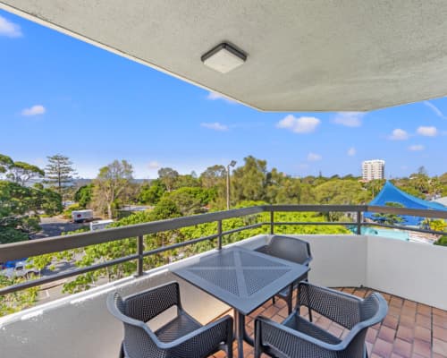 3-bedroom-pool-garden-view-mooloolaba-accommodation (1)