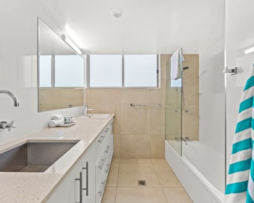 3-bedroom-pool-garden-view-mooloolaba-accommodation (6)